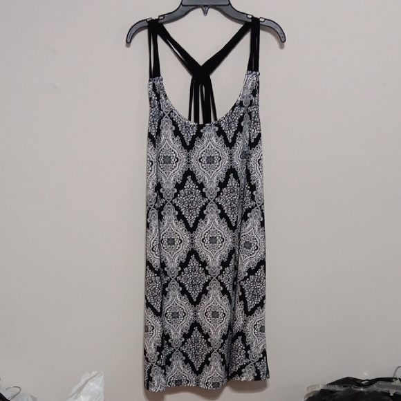 Elegant Black and White Patterned Dress - Picture 1 of 3